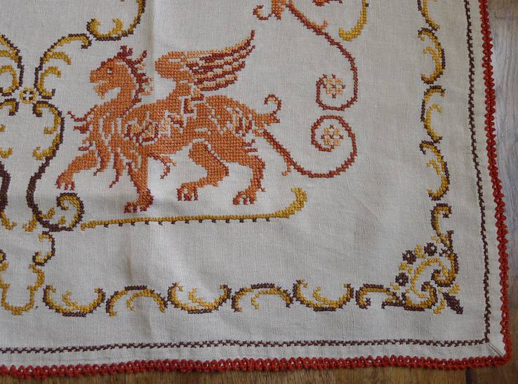 Старинная скатерть с ручной вышивкой - драконы или грифоны., photo number 8