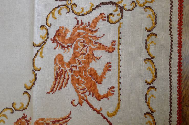 Старинная скатерть с ручной вышивкой - драконы или грифоны., photo number 9