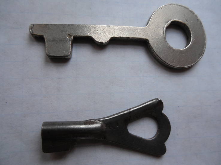 Six old keys and a small lock, photo number 3