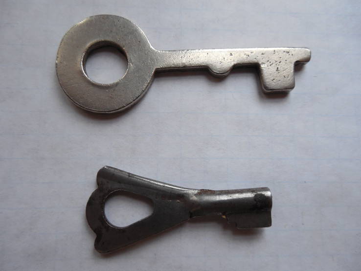 Six old keys and a small lock, photo number 4