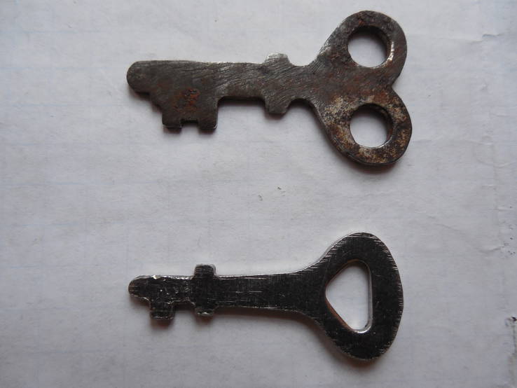 Шесть старых ключей и маленький замочек, фото №5