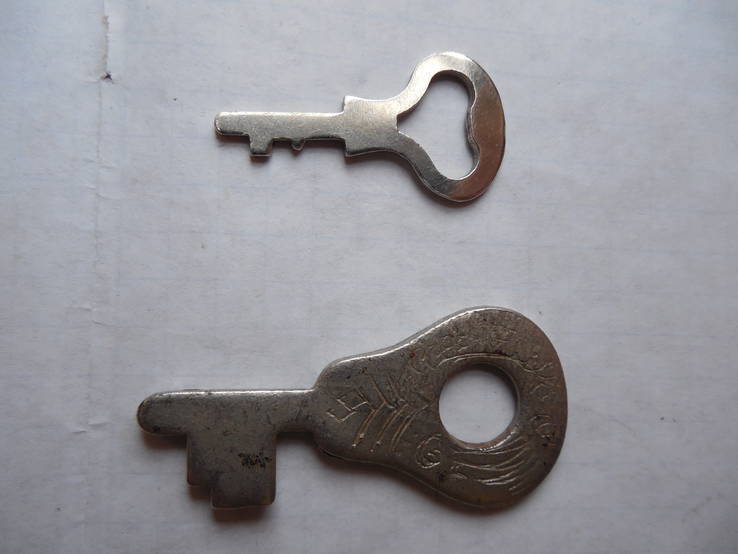 Six old keys and a small lock, photo number 7