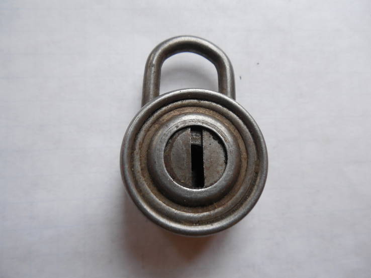Six old keys and a small lock, photo number 9