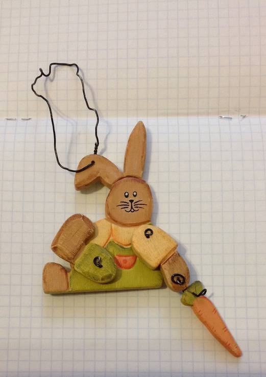 Ёлочная игрушка деревянная "Зайчик с морковкой ", фото №2