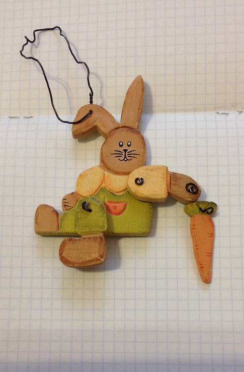 Ёлочная игрушка деревянная "Зайчик с морковкой ", фото №3