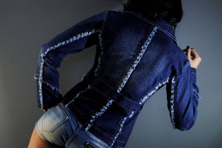 Стильный и элегантный женский джинсовый пиджачок. L, фото №4