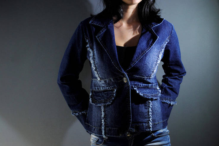 Стильный и элегантный женский джинсовый пиджачок.  М, фото №3