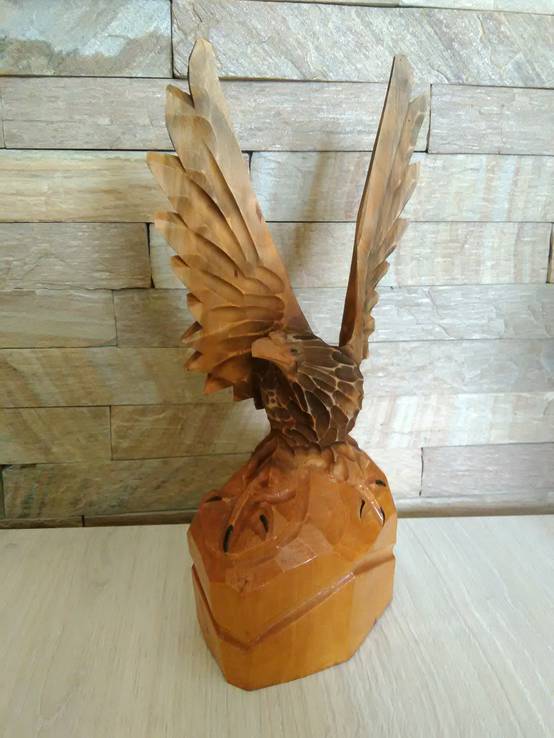 Скульптура орел дерево