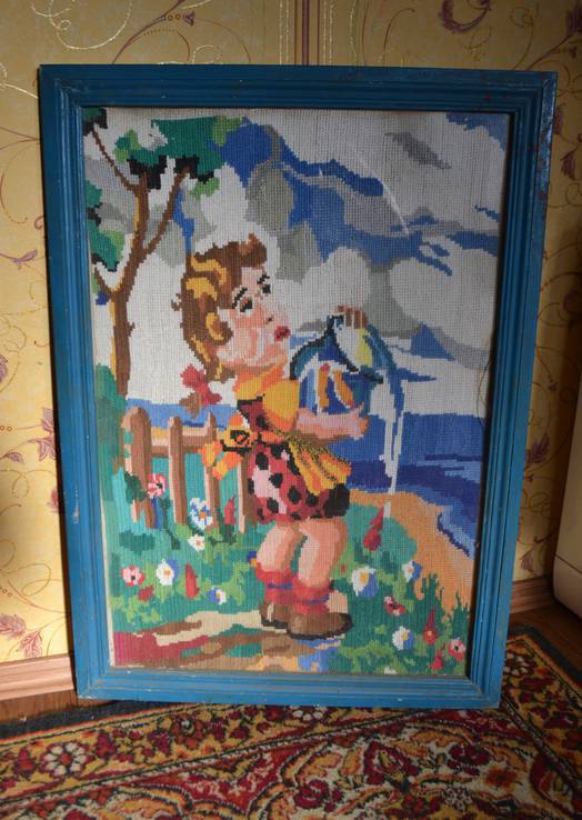 Большая старая вышитая картина "Девочка поливающая цветы". Конопляное полотно. 82х59 см.