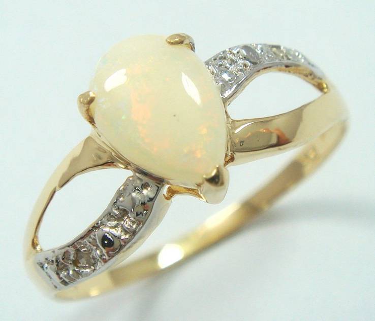 Золотое кольцо с натуральным опалом и бриллиантами