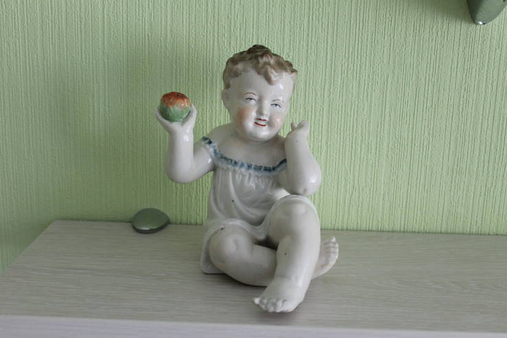 Статуэтка Пупс с яблоком Городница