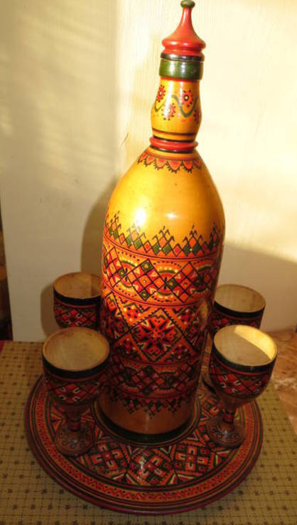 Гуцульская деревянная бутылка с рюмками, фото №2