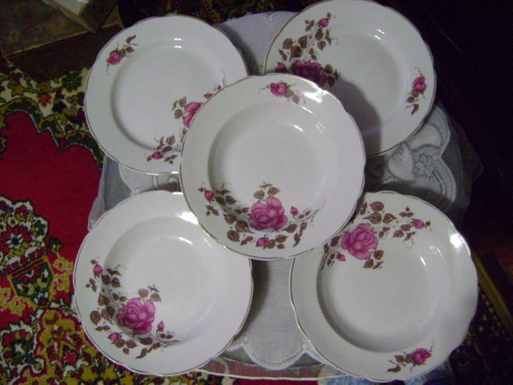 Фарфоровые тарелки суповые и обеденные из сервиза, фото №2