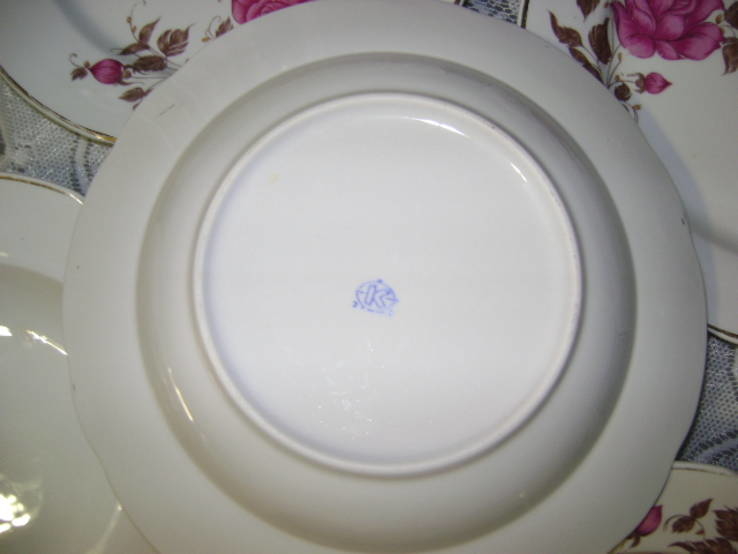 Фарфоровые тарелки суповые и обеденные из сервиза, фото №4
