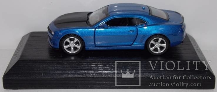 1:43 Автопром Chevrolet Camaro SS на подставке, фото №3