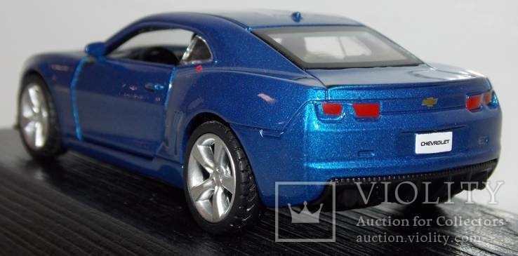 1:43 Автопром Chevrolet Camaro SS на подставке, фото №4