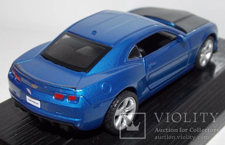 1:43 Автопром Chevrolet Camaro SS на подставке, фото №5