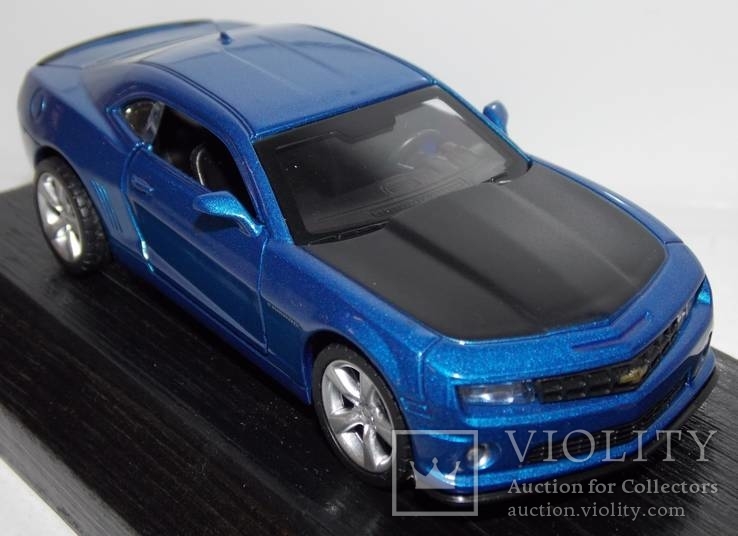 1:43 Автопром Chevrolet Camaro SS на подставке, фото №6