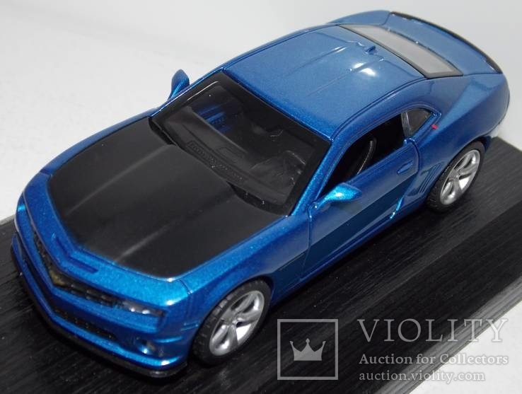 1:43 Автопром Chevrolet Camaro SS на подставке, фото №8