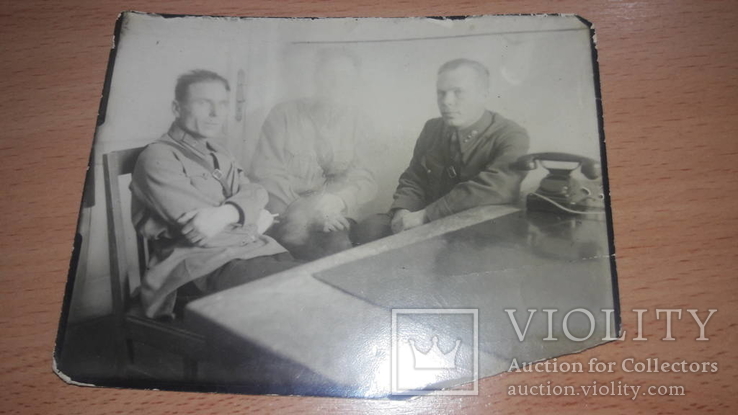 Фото офицеры РККА сидят за столом возле телефона, фото №2