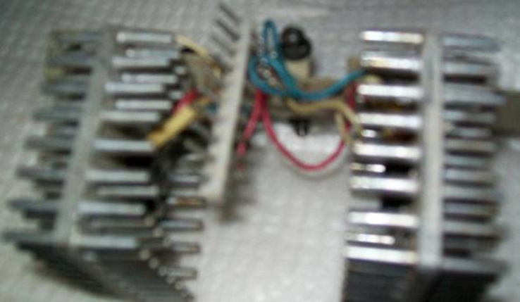 Два игольчатых радиатора с транзисторами., фото №3