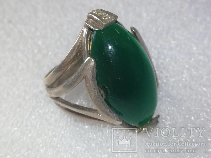 Кольцо с зеленым камнем 925 пробы.
