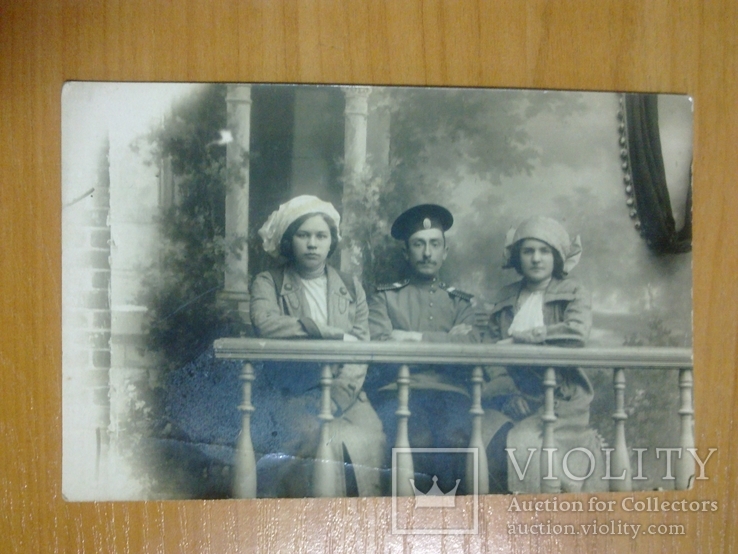 Унтир-офицер царской армии с девушками (дотирована 1913)