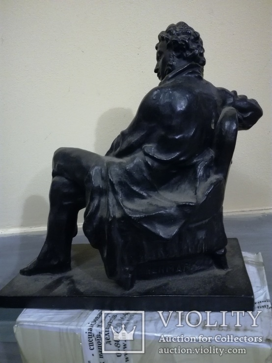 Пушкин в кресле с подписью скульптора, фото №6