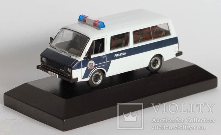 1:43 RAF 2203 Police на подставке, фото №2