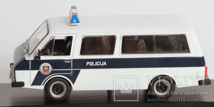 1:43 RAF 2203 Police на подставке, фото №4