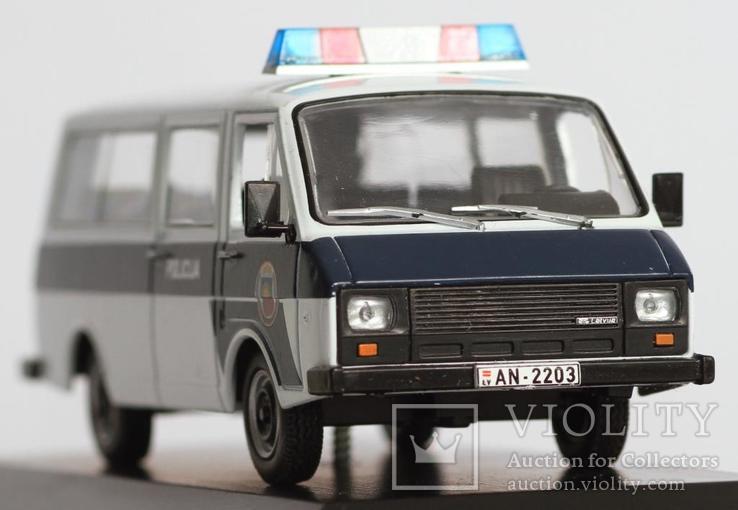 1:43 RAF 2203 Police на подставке, фото №6