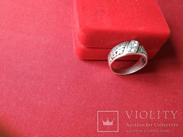 Кольцо серебряное с 3 белыми камешками, фото №7
