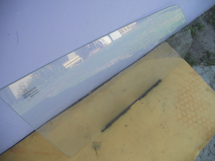 Стекло передней правой двери с кронштейном Таврия ЗАЗ- 1102 Бор, photo number 2