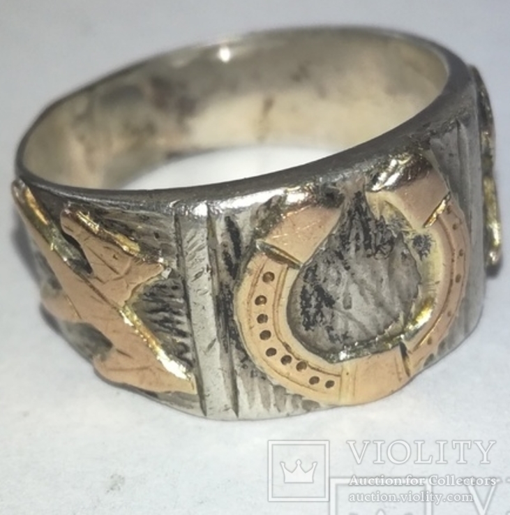Серебрянное кольцо с золотой подковой и лошадями., фото №2
