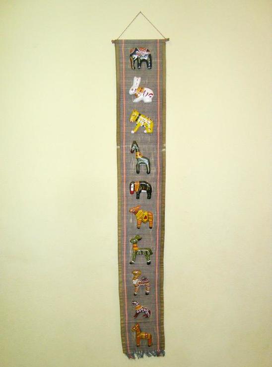 Панно на льне вертикальное с фигурками животных. Винтаж. Германия