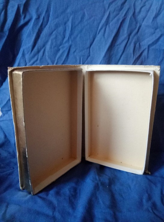 Коробка－книга тиснение конфеты Прага, фото №6
