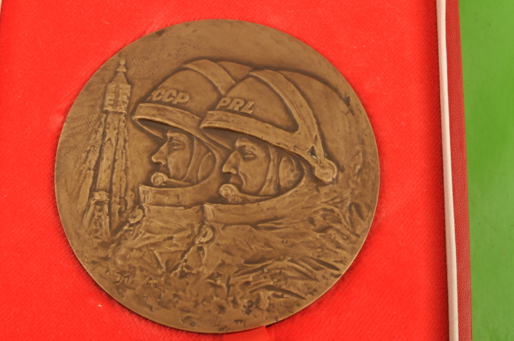 Медаль настольная Польша "Первый полет поляка в космос 1978"авторская.