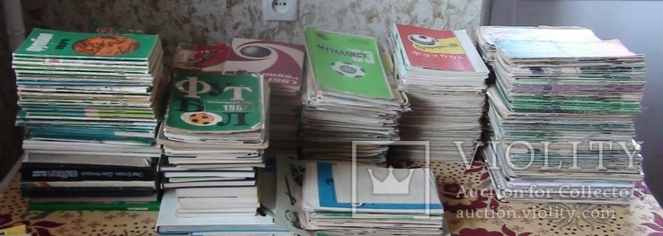 Огромное количество футбольной литературы, программ, книг, справочников, буклетов
