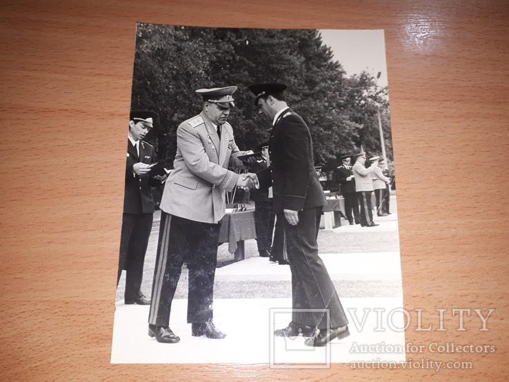 Фото генерал лейтенант вручает награду офицеру, фото №2
