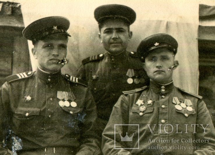 Группа военных с орденами, медалями и отличниками., фото №3