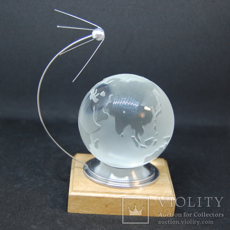 Настольный сувенир Земной Шар со Спутником. Объемные континенты. Космос
