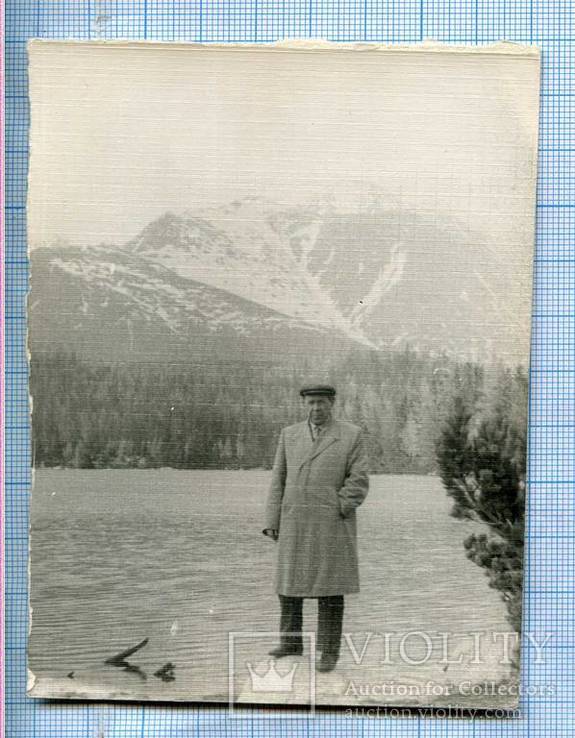 Мужчина у озера в горах c56