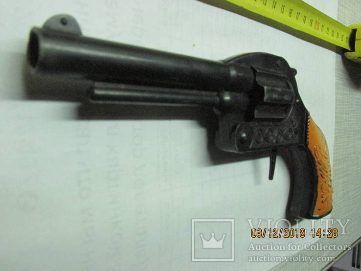 Пистолет из пластмассы. Револьвер (ссср)., фото №6