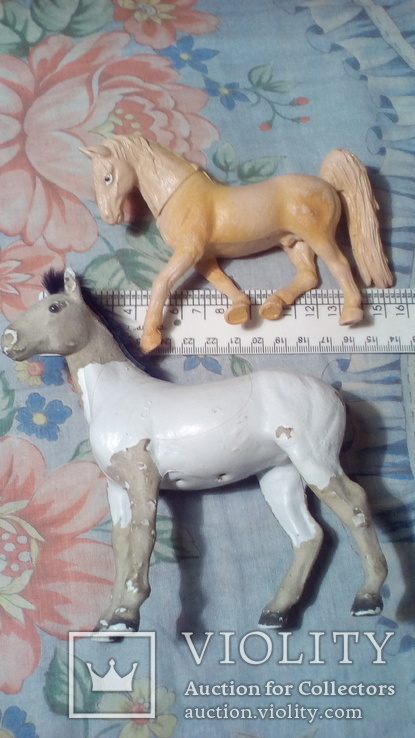 Две лошадки (плотная резина и папье-маше).