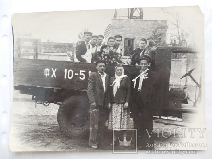 Старое послевоенное фото автомобиль полуторка и группа людей Германия 180/130мм.