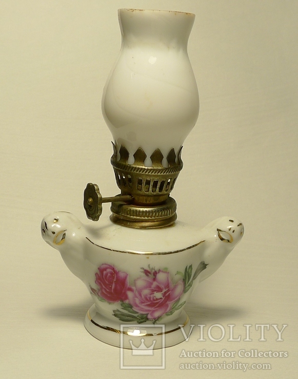 Миниатюрная фарфоровая керосиновая лампа с плафоном из молочного стекла.