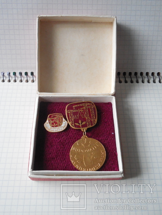 Медаль и знак За строительство Чехословакия в родной коробочке