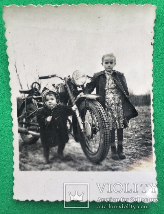 Дети возле мотоцикла, фото №2