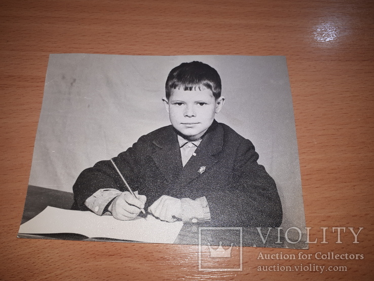 Фото мальчик пионер сидит за партой