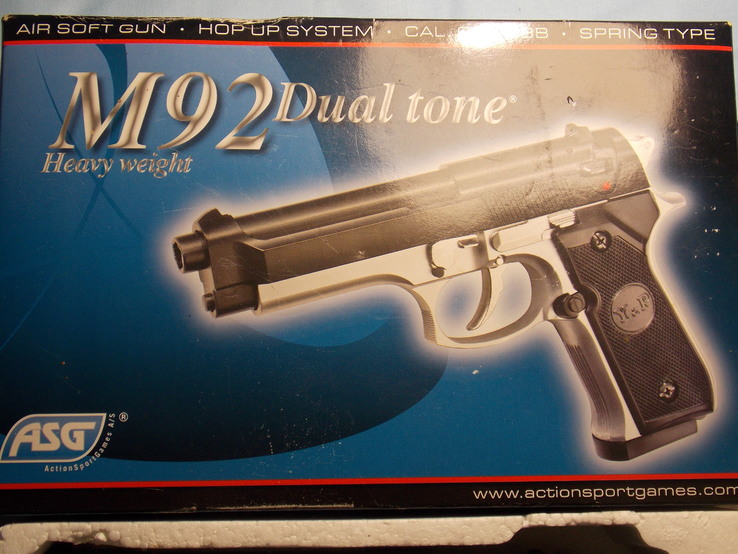 Фирменный страйкбольный пистолет и упаковка пулек, фото №3
